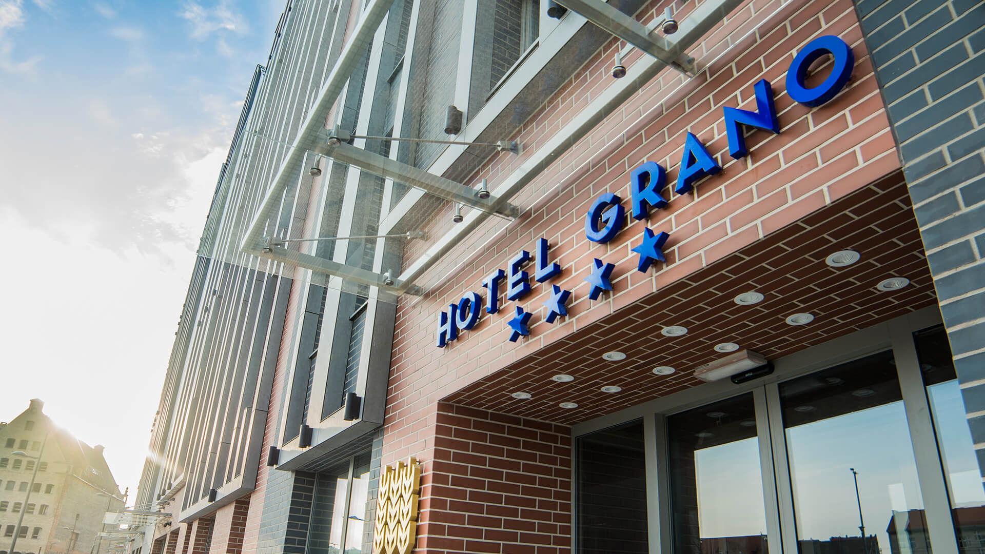 grano residence hotel appartamenti appartamenti - grano-residence-spatial lettering-backlit-blue lettering-above-the-hotel-entry lettering-mounted-on-a-frame lettering-on-a-frame company logo-3d-gdansk